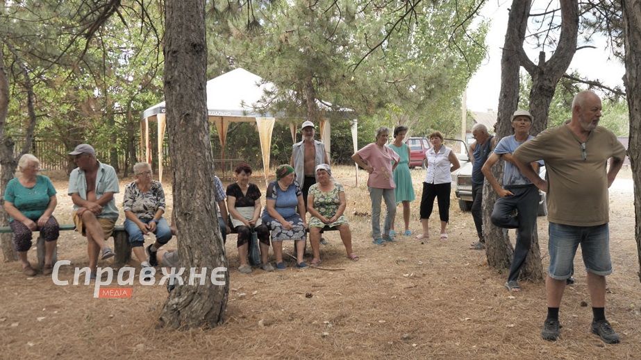 "Хотят, чтобы мы эвакуировались": село под Запорожьем уже месяц живет без света