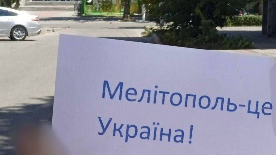 Акции тихого сопротивления оккупации проходят в Мелитополе и Бердянске – кадры