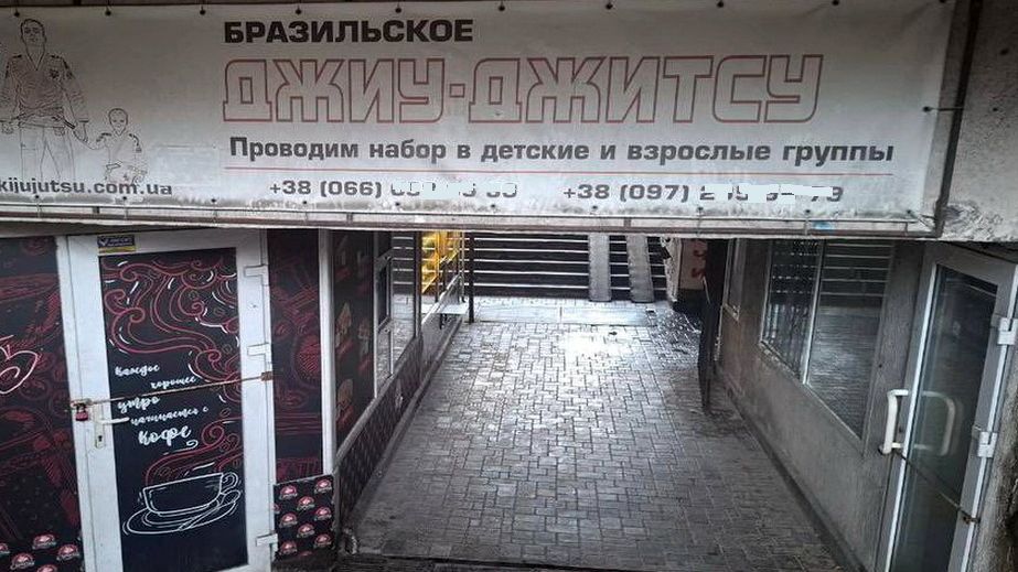 Підземні переходи Запоріжжя зачистили від російськомовної реклами