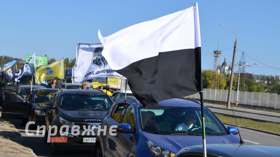 Щонайменше пів сотні автівок проїхали Запоріжжям на підтримку бранців