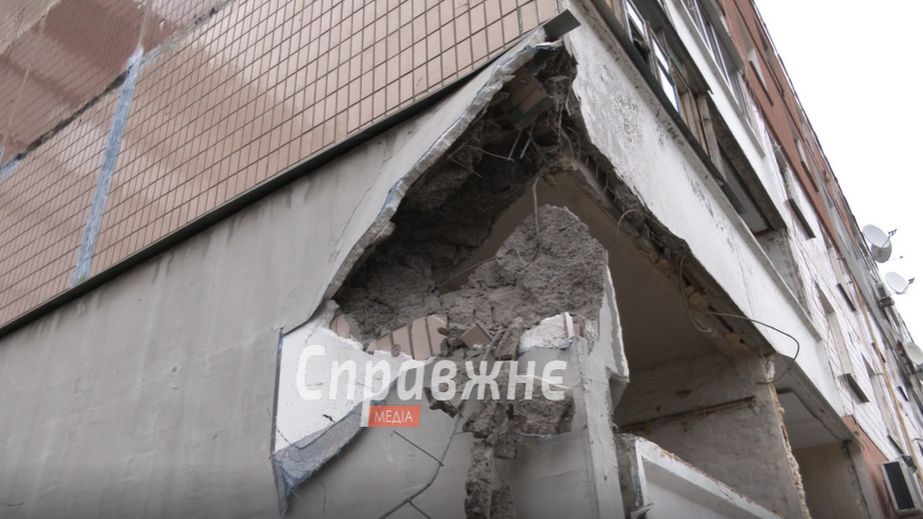 Есть погибшая и разрушения: оккупанты ударили бомбами по Запорожскому району