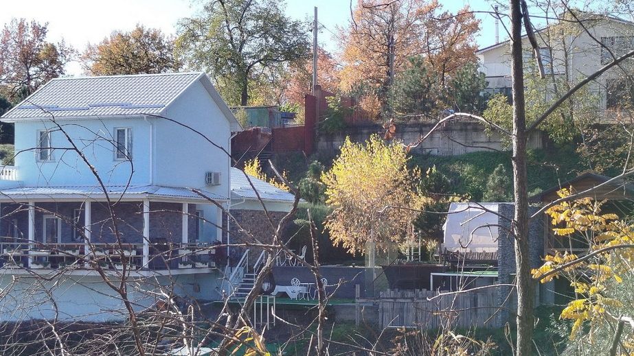 Насосна станція на Дніпрі в Запоріжжі виявилася котеджем родини депутата