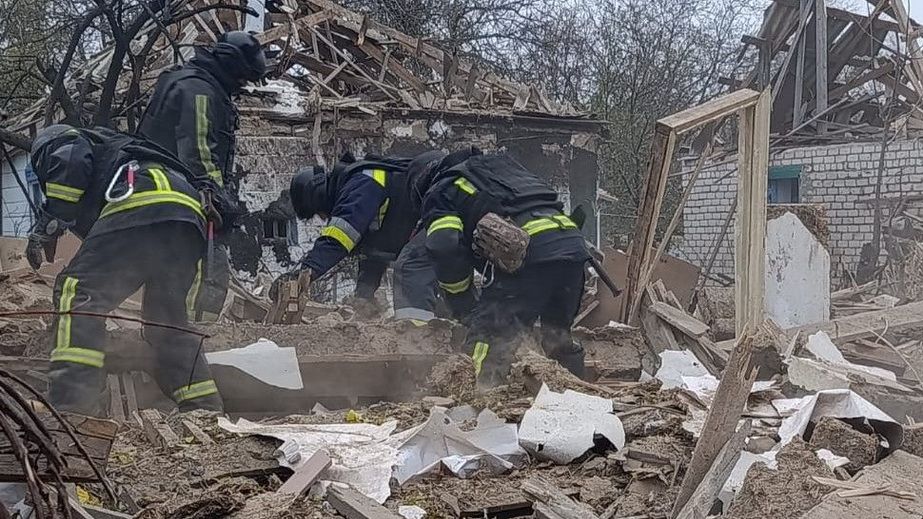 Обстрел Запорожского района: из-под завалов вытащили погибшего