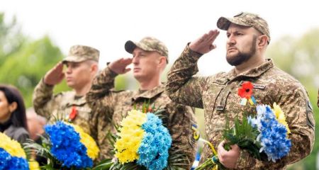В День памяти и победы над нацизмом запорожцы возложили цветы к мемориалу на Аллее славы
