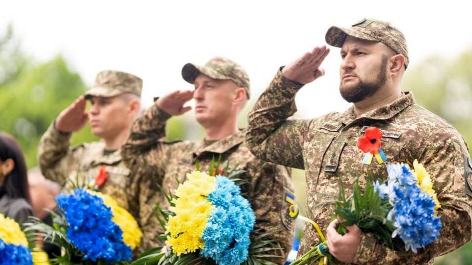 У День пам’яті та перемоги над нацизмом запоріжці поклали квіти до меморіалу на Алеї  слави