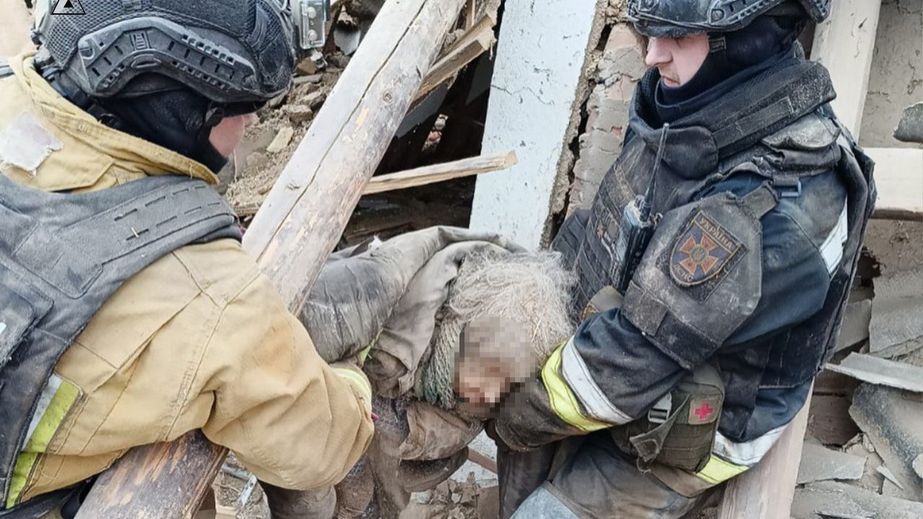 Как вытаскивали жительницу Орехова из-под завалов, показали запорожские спасатели
