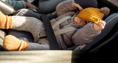 Як забезпечити безпеку новонародженого в автомобільних поїздках