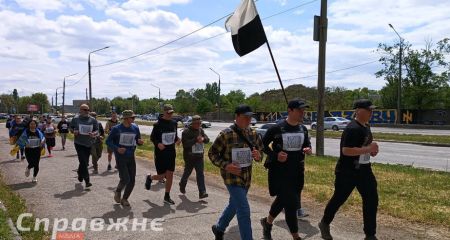 "Нашим детям тяжелее": мамы военнопленных одолели 7-километровый забег в Запорожье под "Знаменем Надежды"