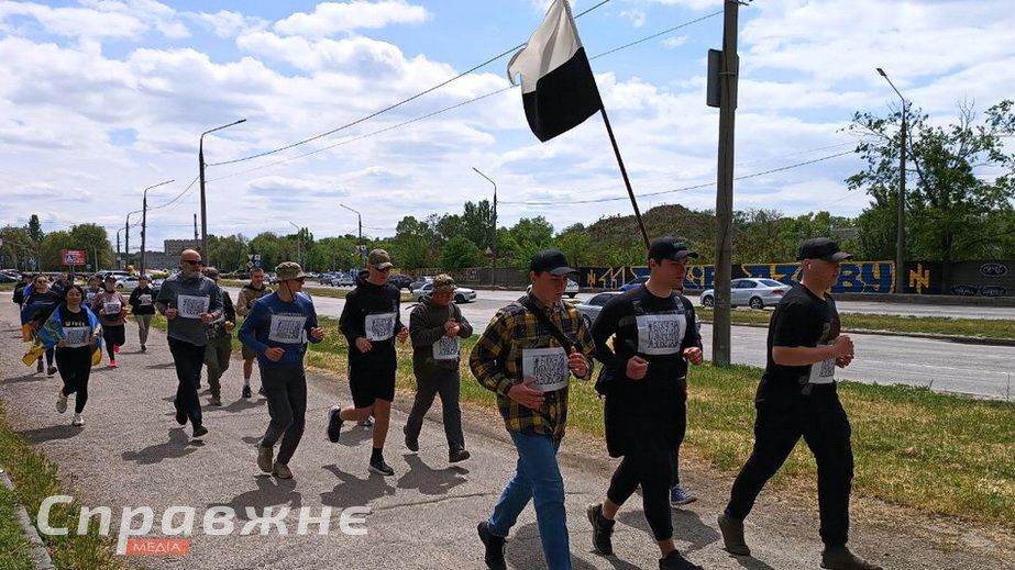 "Нашим детям тяжелее": мамы военнопленных одолели 7-километровый забег в Запорожье под "Знаменем Надежды"