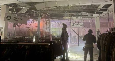 Росіяни вдарили по ТЦ у Запоріжжі &ndash; кадри