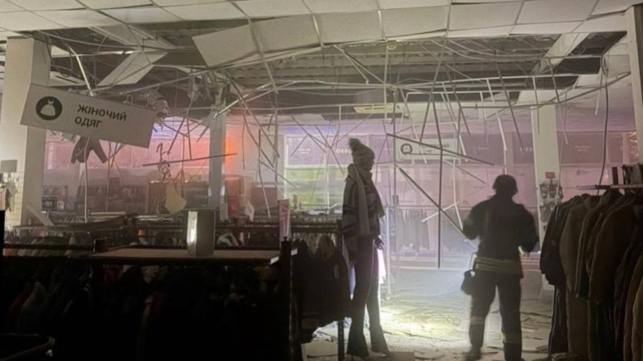 Росіяни вдарили по ТЦ у Запоріжжі &ndash; кадри