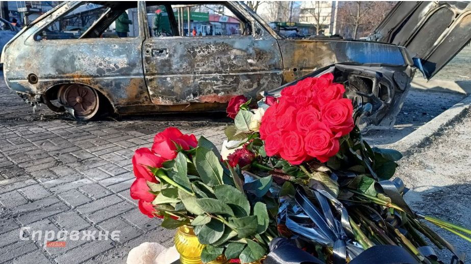 Запоріжці влаштували стихійний меморіал на місці загибелі юнака і юначки від БпЛА