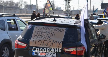 "Чекаємо кожного дня": автопробіг на підтримку полонених провели в Запоріжжі