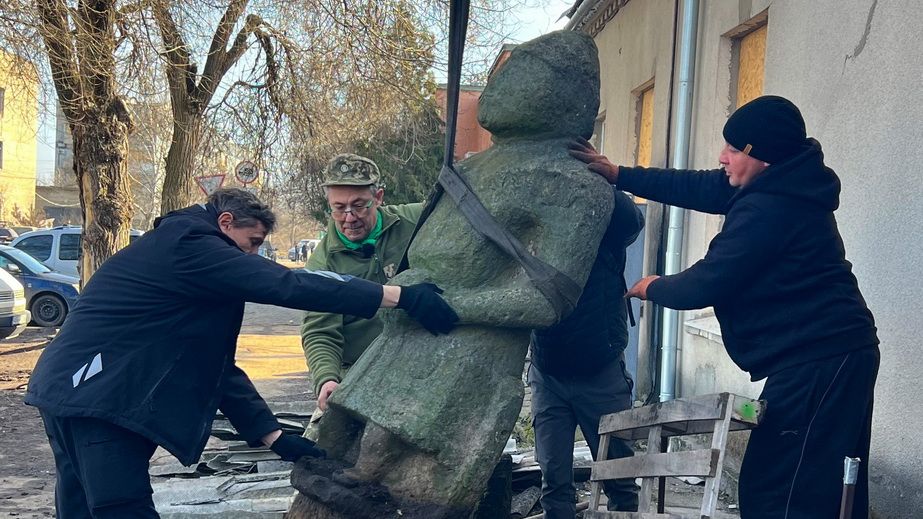 Украинские воины спасли каменных баб на Запорожье