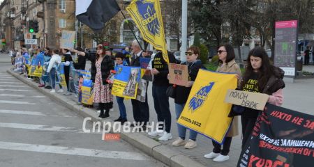"Стою за хлопців, які мене врятували": у Запоріжжі нагадують про бранців