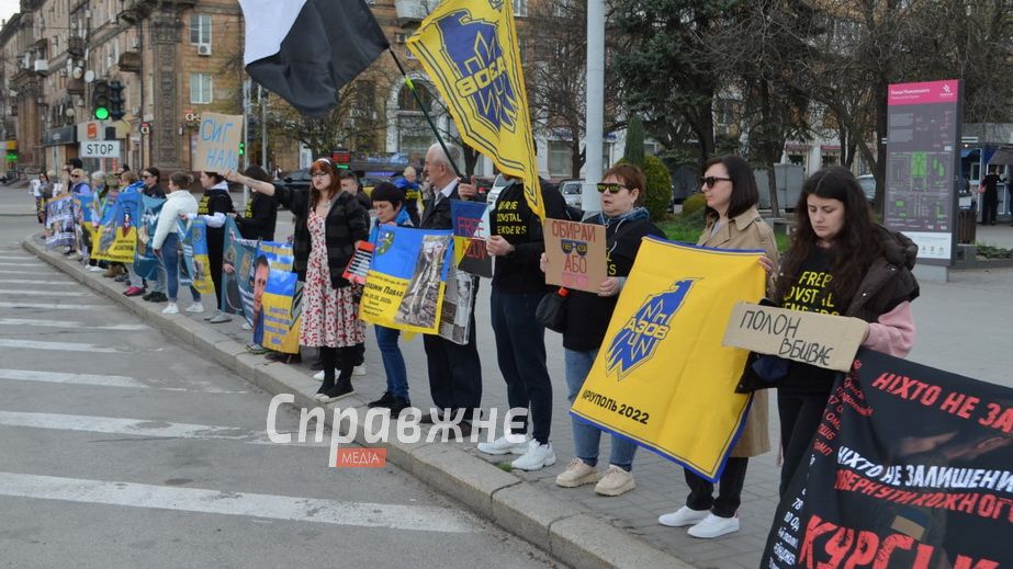 "Стою за хлопців, які мене врятували": у Запоріжжі нагадують про бранців
