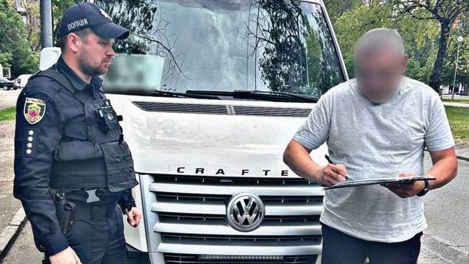 Маршрутчик травил пассажиров сигаретой в Запорожье