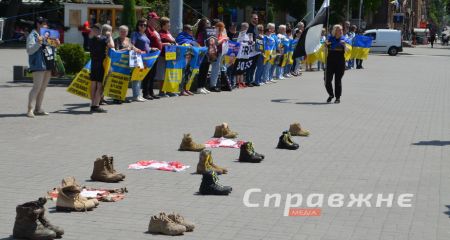 Берці бранців і зниклих воїнів принесли родичі в центр Запоріжжя