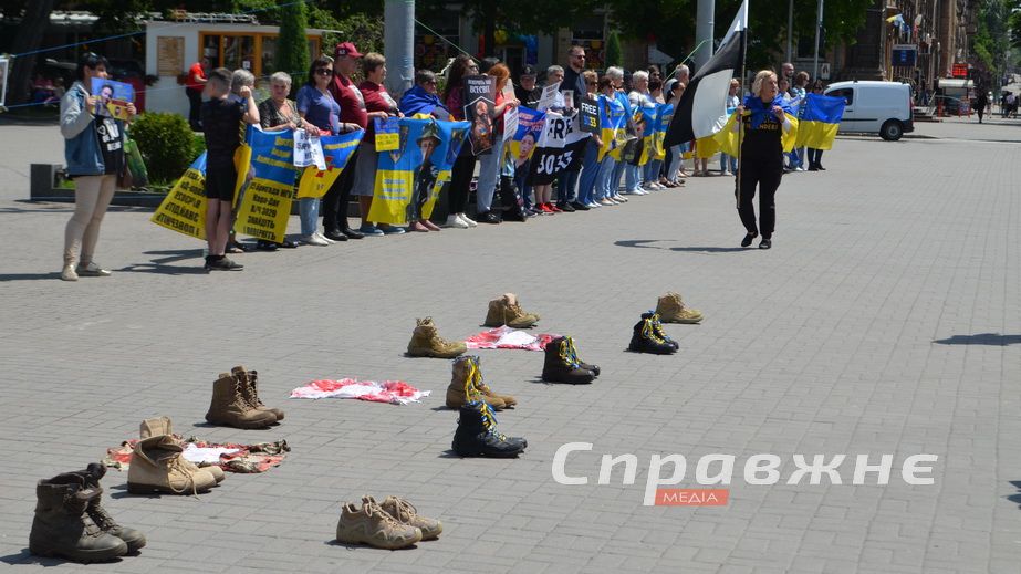Берці бранців і зниклих воїнів принесли родичі в центр Запоріжжя