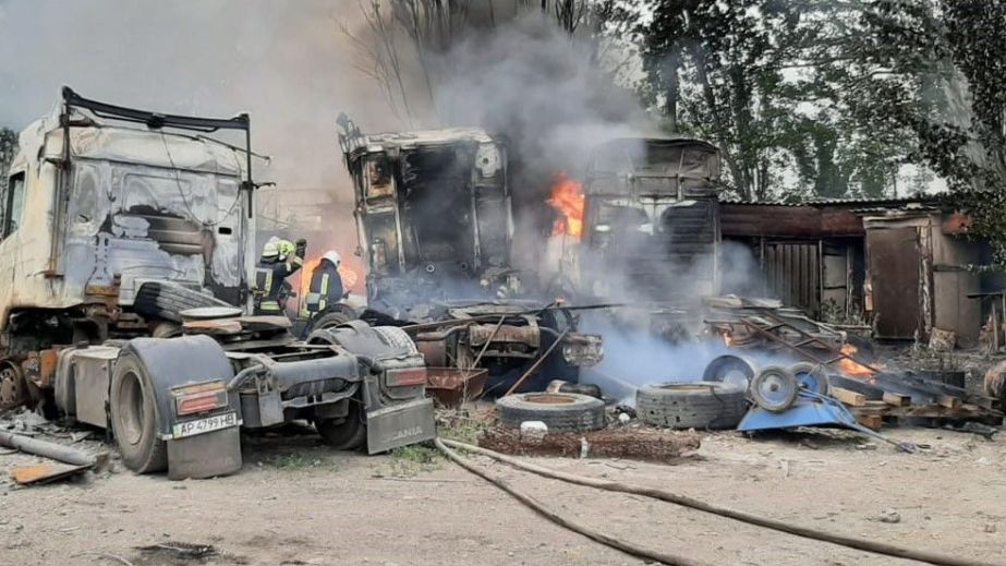 Фури й діжки горіли в Запоріжжі – кадри
