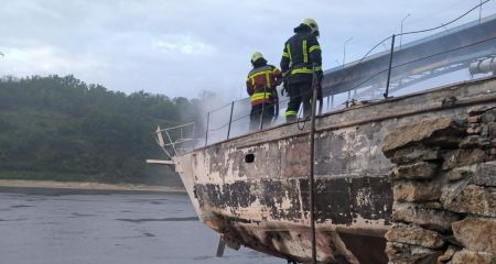 Річкове судно згоріло вдосвіта на запорізькому причалі
