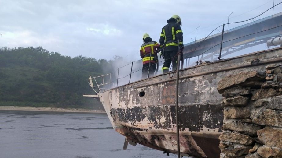 Річкове судно згоріло вдосвіта на запорізькому причалі