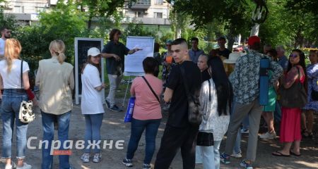Десятки запорожцев собрались в сквере Тарасова для обсуждения будущего