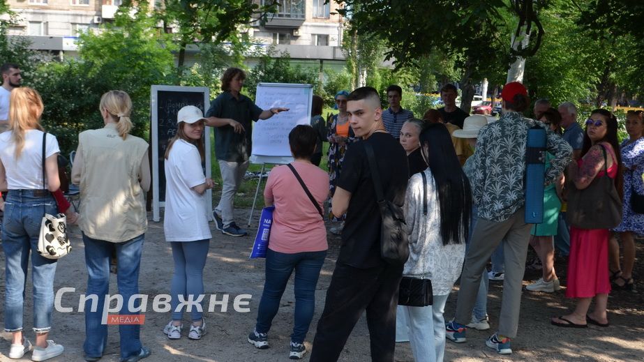 Десятки запорожцев собрались в сквере Тарасова для обсуждения будущего