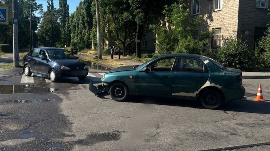 "Ланос" і ВАЗ не поділили дорогу в Запоріжжі – деталі