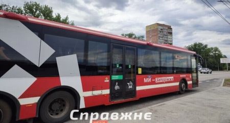 Разбитые автобусы и раненые водители: в Запорожье готовят защиту общественного транспорта