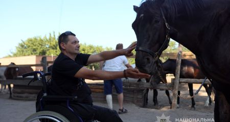 Сеанс иппотерапия для раненых полицейских провели в Запорожье