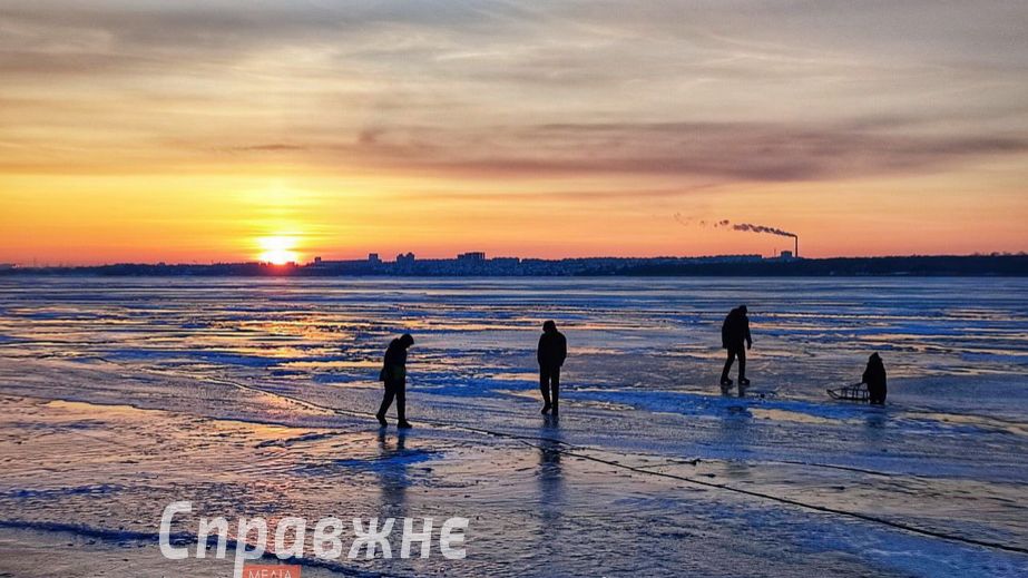 В Запорожье дети и рыбаки испытывают лед на прочность &ndash; репортаж