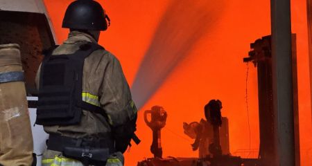 Во время тушения ночного пожара чрезвычайники спасли запорожца