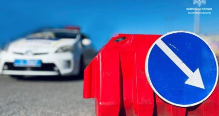 Перекрытие дамбы ДнепроГЭС в Запорожье продолжили
