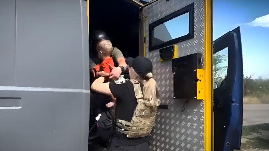 Полицейские показали эвакуацию мамы с малышами из прифронтового села на Запорожье
