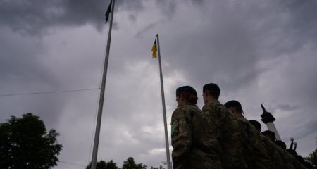 У Запоріжжі родинам загиблих морпіхів передали посмертні нагороди (відео)