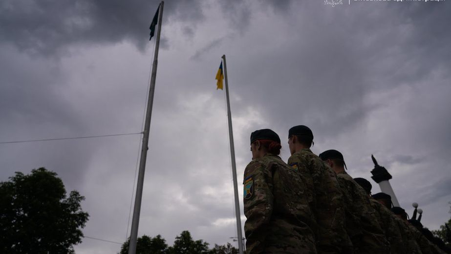 У Запоріжжі родинам загиблих морпіхів передали посмертні нагороди (відео)