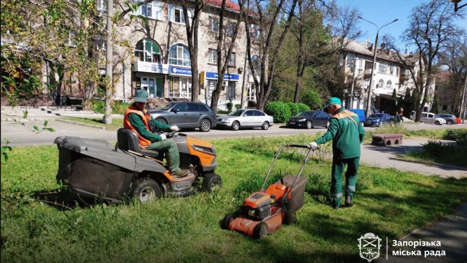 На 50 гектарах зеленых зон Запорожья выкосили траву коммунальщики