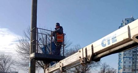 На Бабурці у Запоріжжі підлатали дороги та знесли незаконну рекламу &ndash; кадри