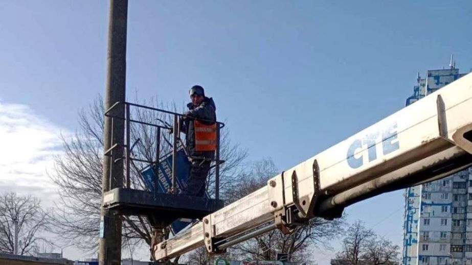 На Бабурці у Запоріжжі підлатали дороги та знесли незаконну рекламу &ndash; кадри