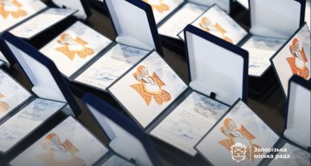 Особливі відзнаки вручили дружинам і матерям полеглих воїнів у Запоріжжі