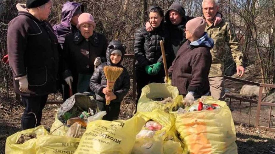 Толока в Запоріжжі: як у Шевченківському районі прибрали балку біля ставка