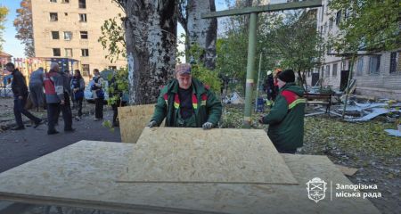 Наслідки масованої атаки ліквідують комунальники у Запоріжжі – кадри