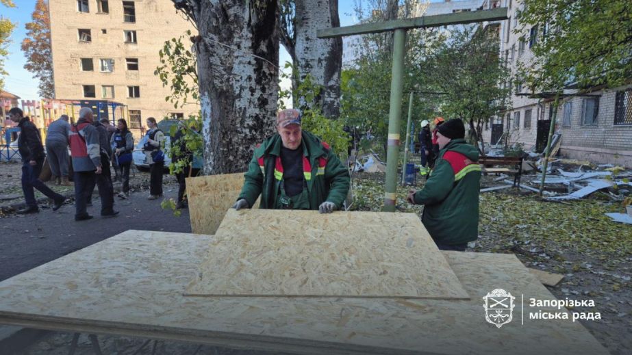 Последствия массированной атаки ликвидируют коммунальщики в Запорожье – кадры