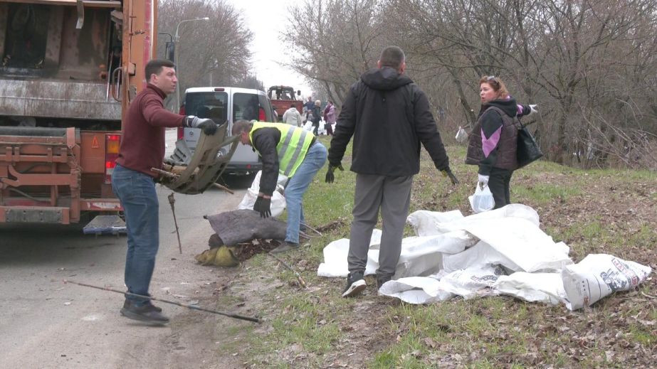 Майже 40 тонн сміття і будки з щурами: на Бабурці в Запоріжжі провели екотолоку