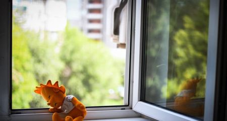 Двоє дітей випали з вікон у Запоріжжі: дівчинка загинула, хлопчика ушпиталили