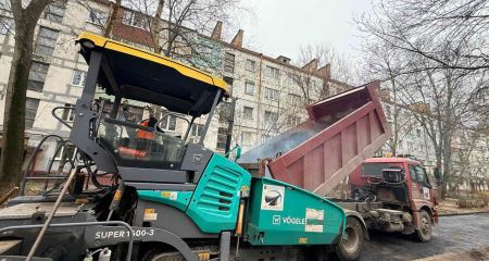 Ремонт дороги завершують на одній з вулиць Космічного району Запоріжжя – фото