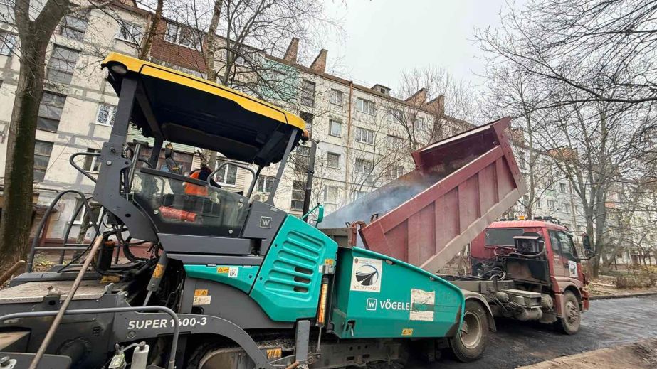 Ремонт дороги завершують на одній з вулиць Космічного району Запоріжжя – фото