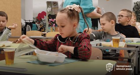 Школьные обеды в укрытиях: как в Запорожье организовано питание учащихся