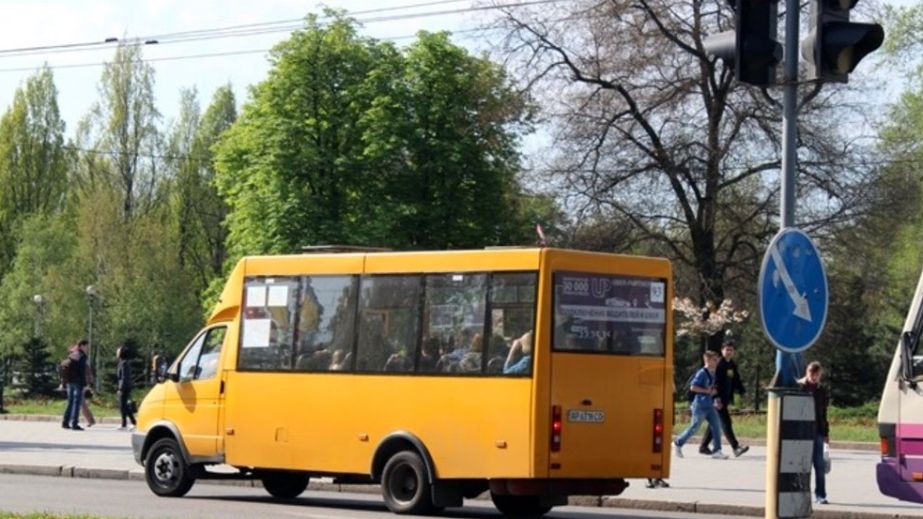 На пять автобусных маршрутов в Запорожье ищут перевозчиков